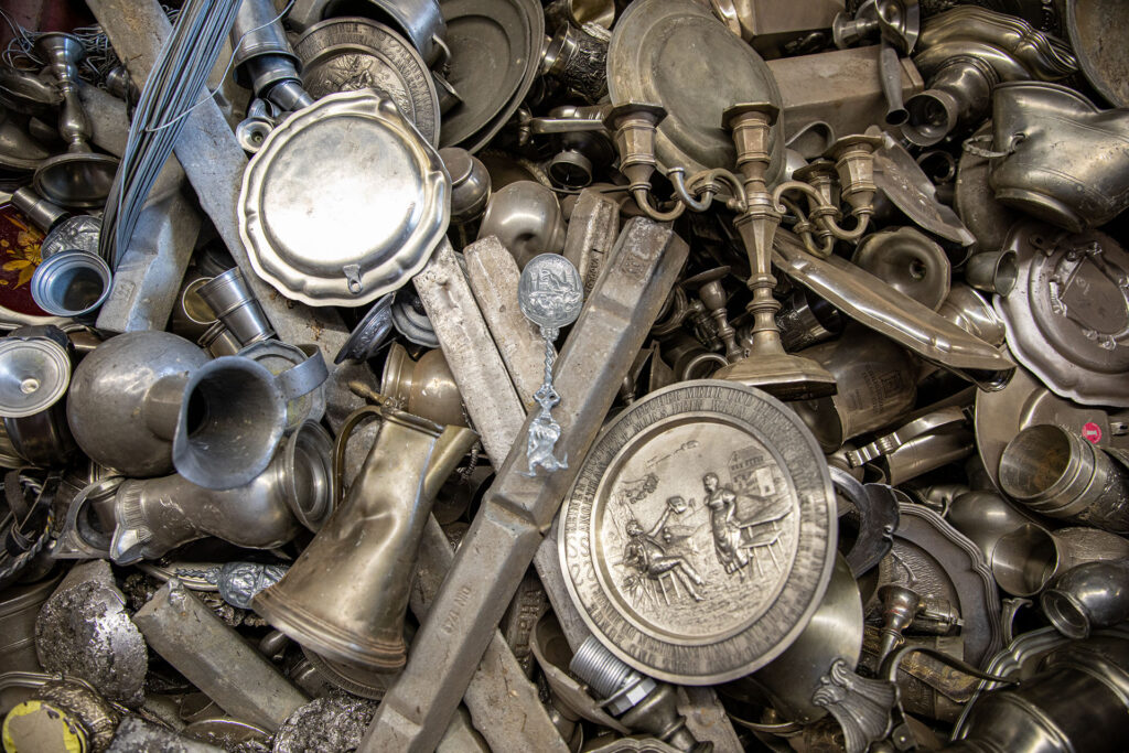 Antikes Zinngeschirr und Zinnkrüge