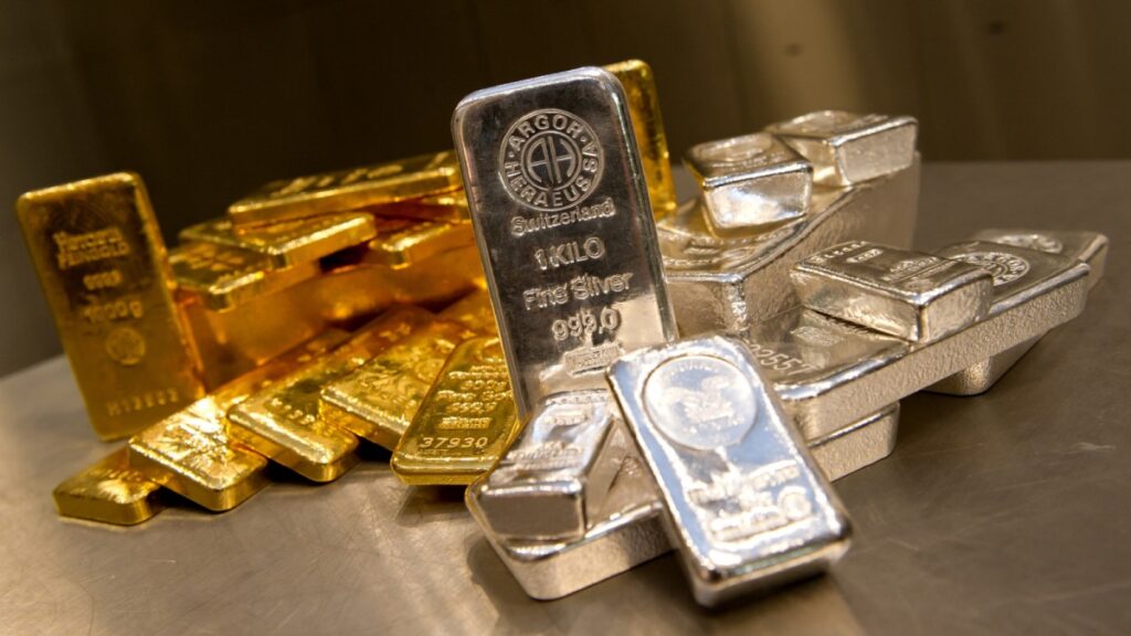 Goldbarren und Silberbarren gestapelt