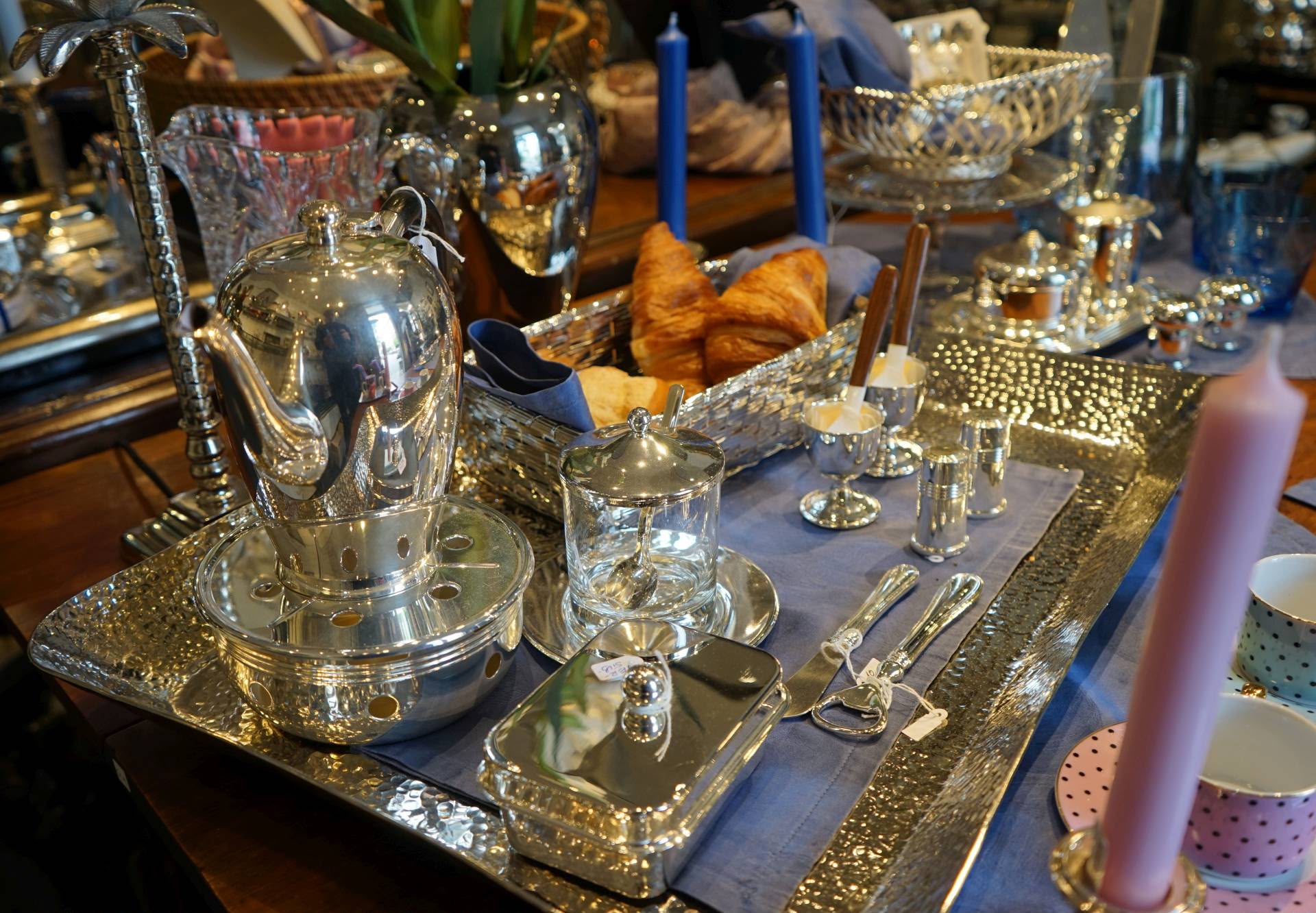 Gedeckter Tisch mit Tafelsilber — Silberkanne, Tablett und Besteck