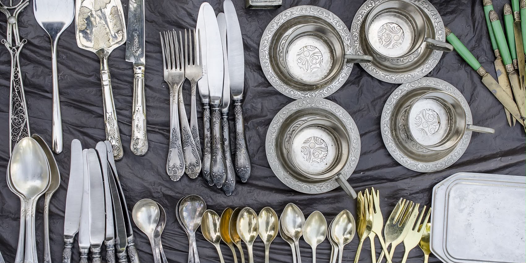 Versilberte Gastronomie-Ware — Besteck, Tassen und Geschirr