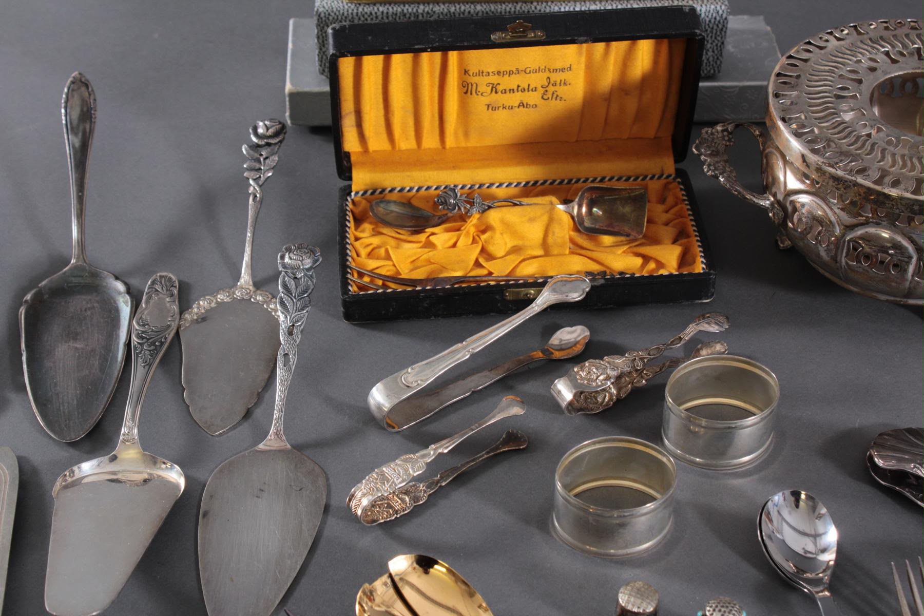 Versilberte Vasen, Tischsets und Serviergarnituren