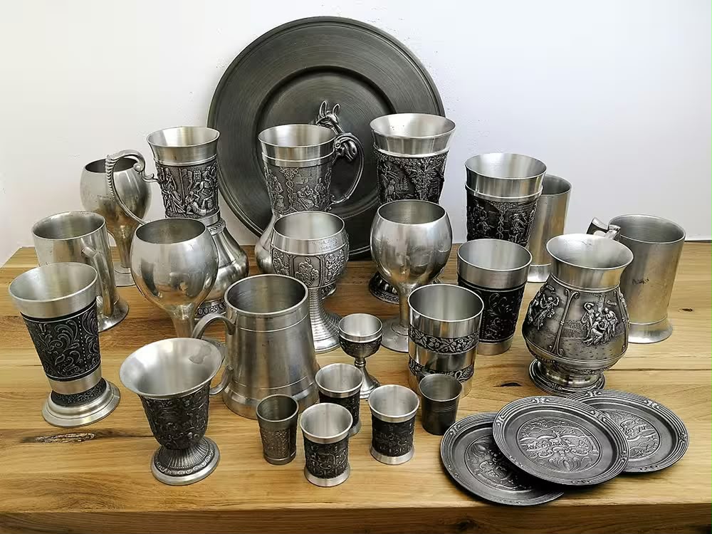Grosse Sammlung antiker Zinnbecher, Zinnkrüge und Zinnteller